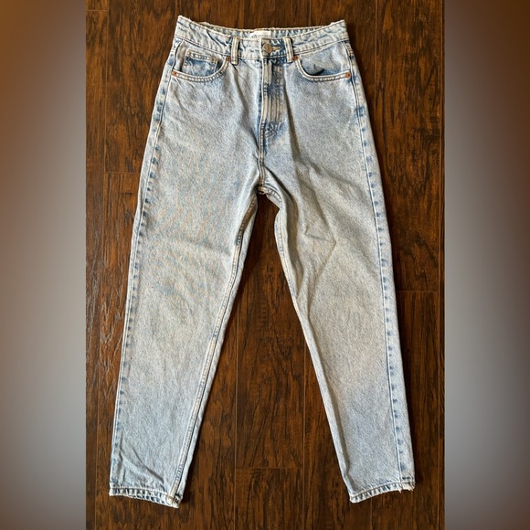 Zara Light Wash Relaxed Tapered Leg - Picture 2 of 10